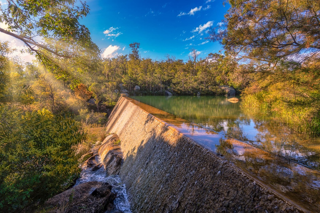 SUN1020 - Oakley Dam Wall