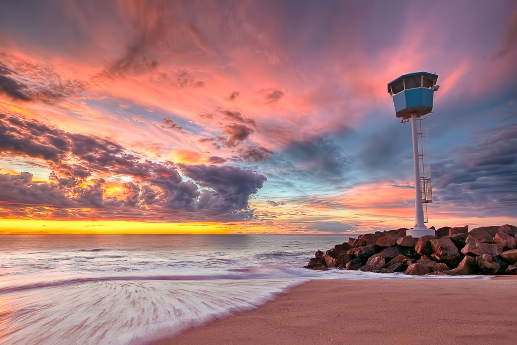 SUN0078 - City Beach Patrol Tower (Fine Art Print - Rolled, 45 x 30cm)