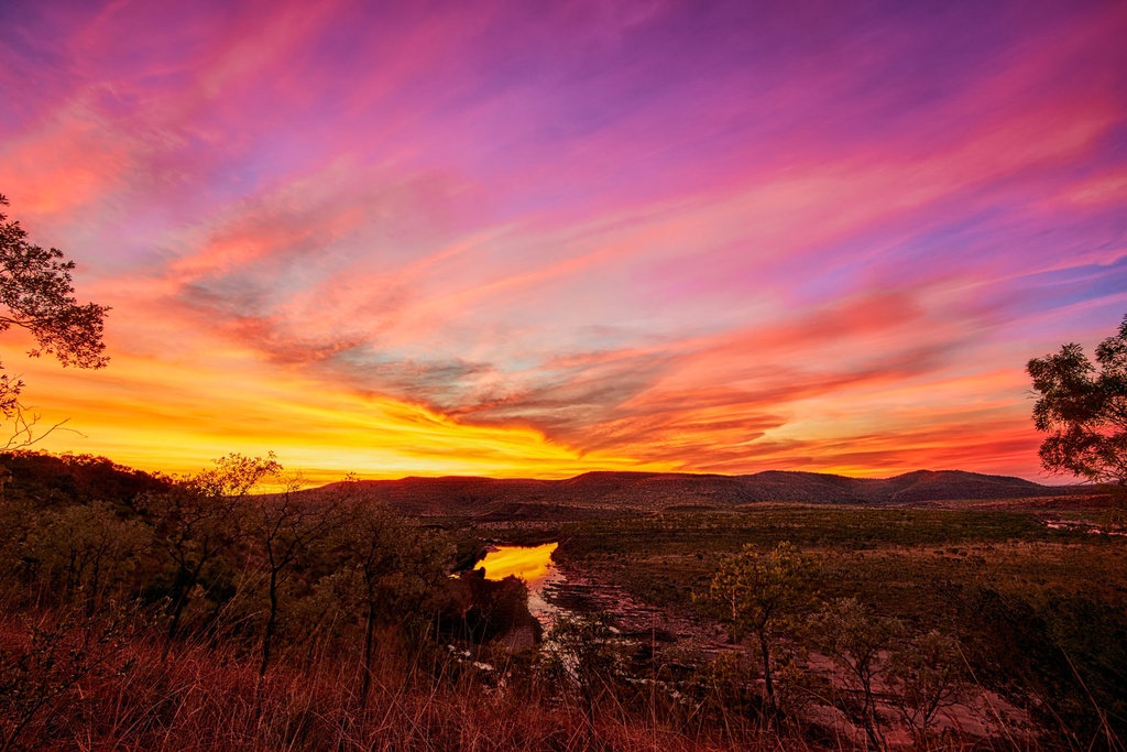 SUN0495 - Pigeon Hole Sunset