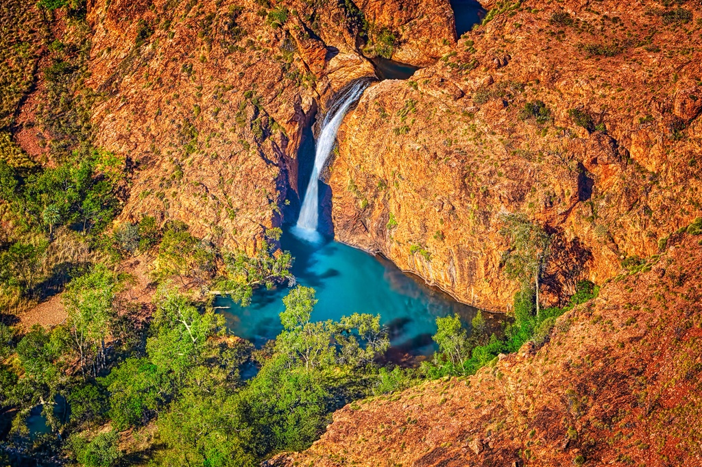 SUN0517 - Harrys Hole