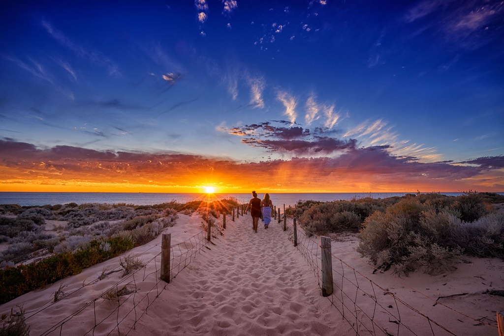SUN0568 - Brighton Beach Friends (Fine Art Print - Rolled, 45cm x 30cm)