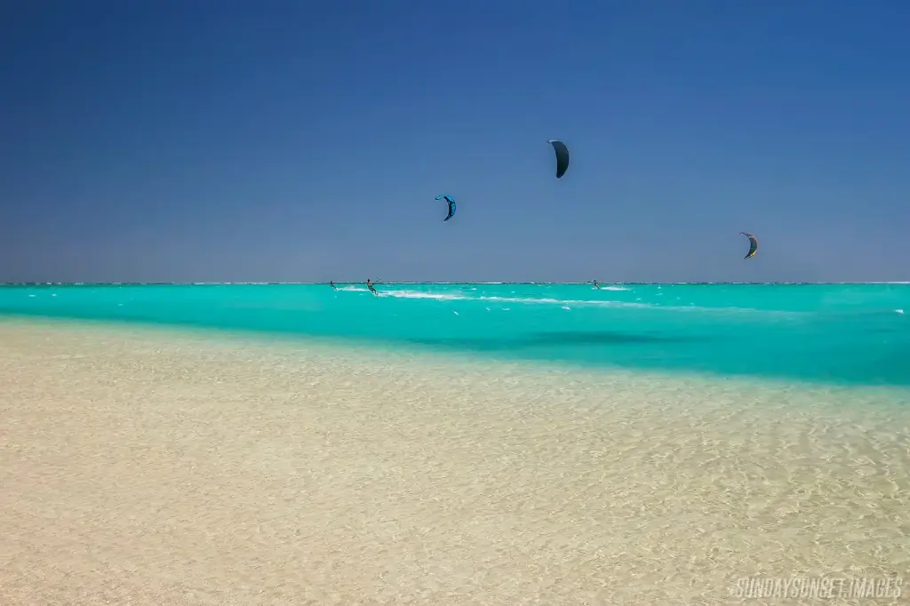 SUN0605 - Sandy Bay Kitesurfing (Fine Art Print - Rolled, 45cm x 30cm)