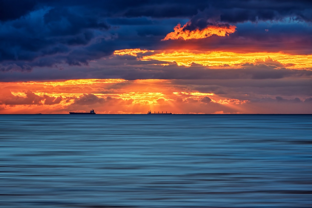 SUN0644 - Passing Ships