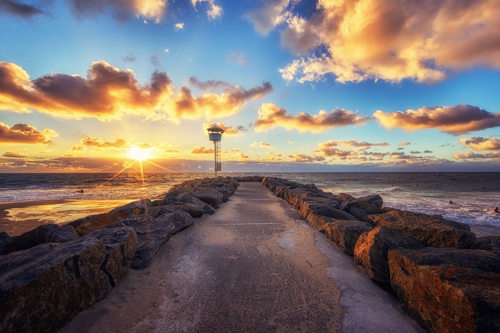 SUN0663 - City Beach Rays (Fine Art Print - Rolled, 45cm x 30cm)