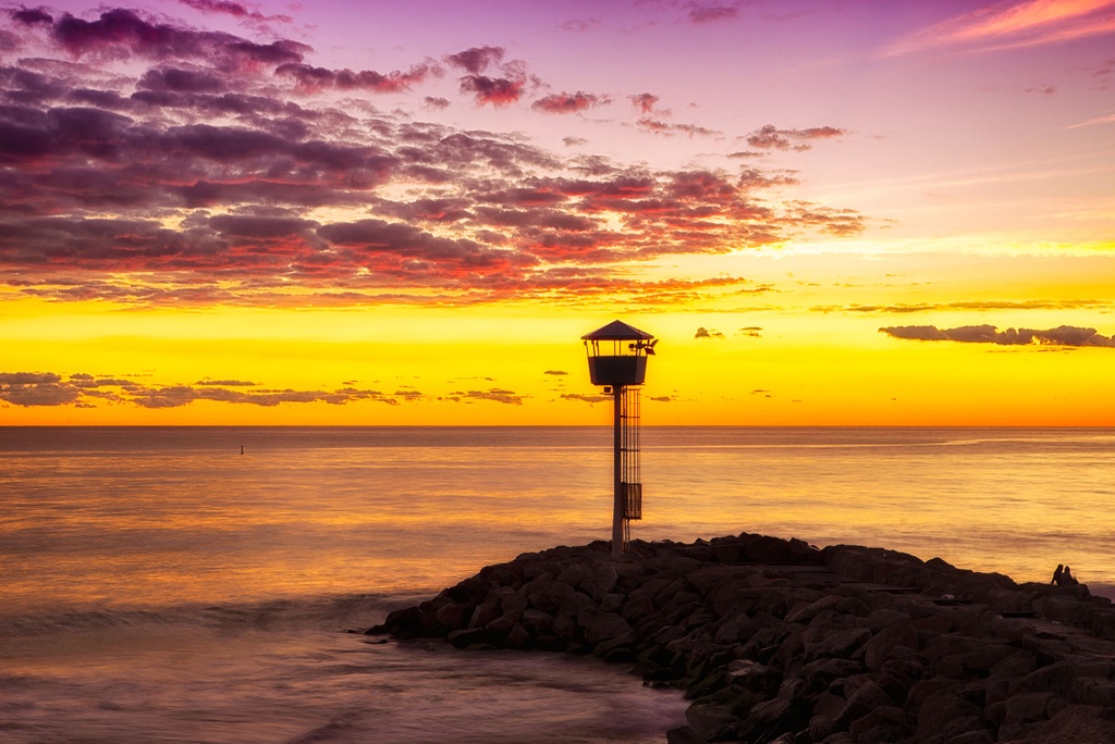 SUN0819 - City Beach Tower (Fine Art Print - Rolled, 45cm x 30cm)