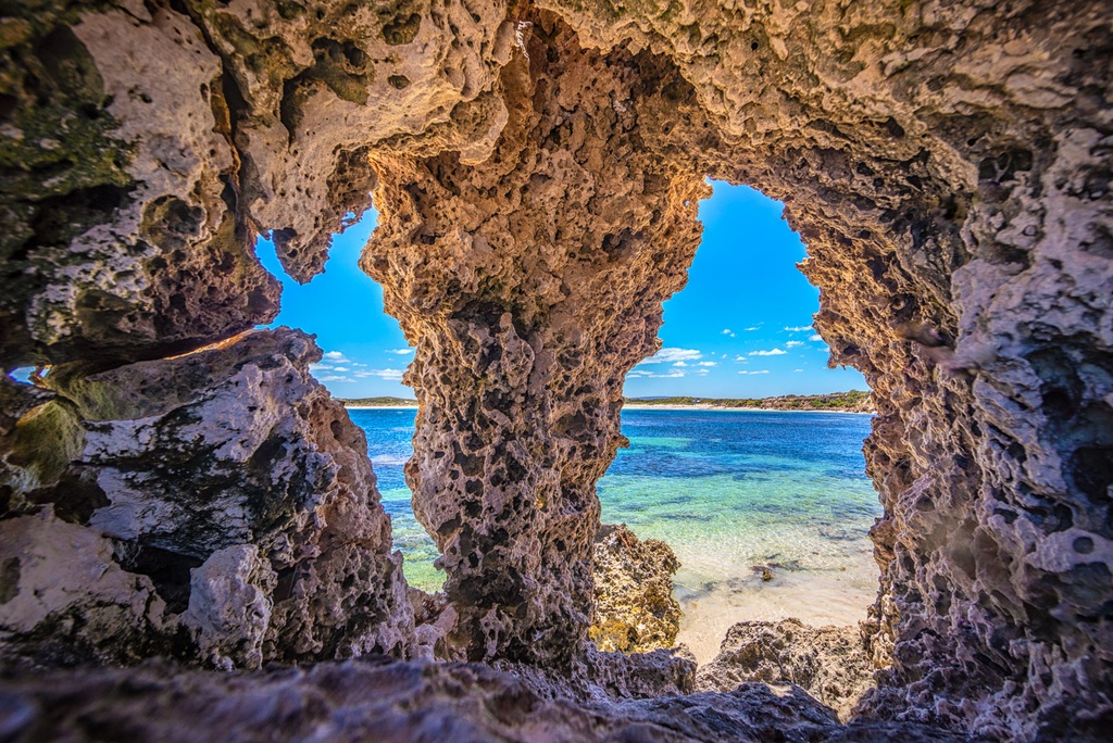 SUN0835 - Sandy Window