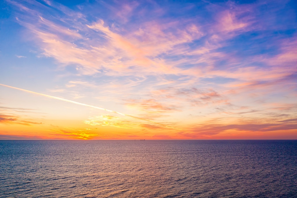 SUN0922 - Streaker (Fine Art Print - Rolled, 45cm x 30cm)