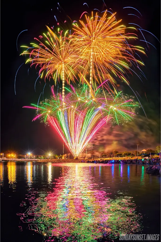 SUN0538 - Sorrento Quay Fireworks (Fine Art Print - Rolled, 45 x 30cm)