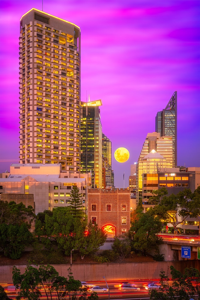 SUN0859 - Moon Gate Perth