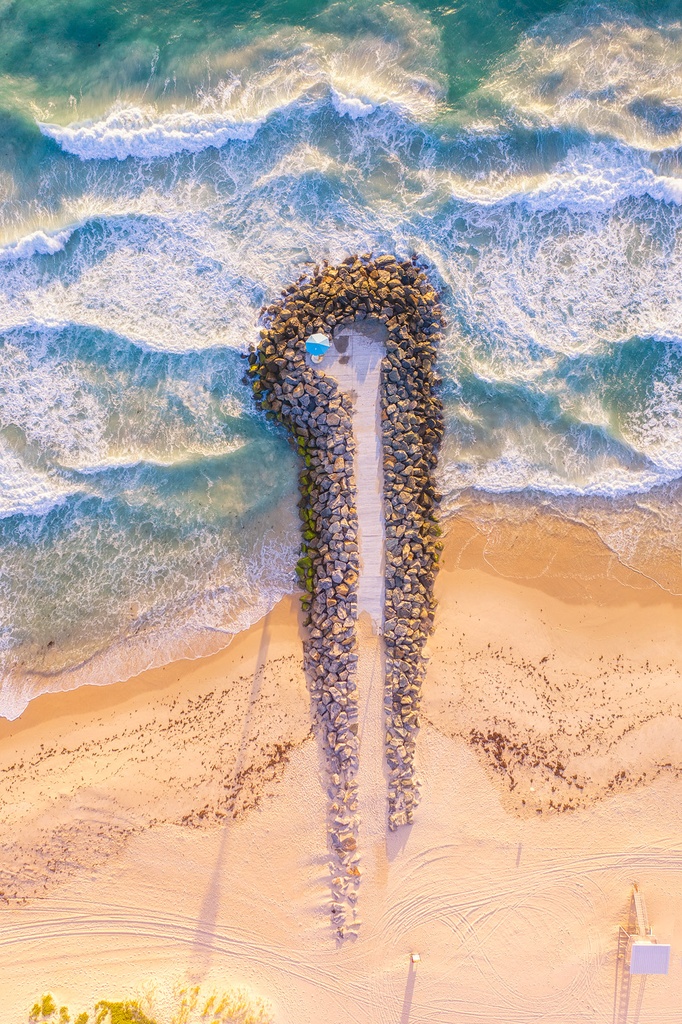 SUN0877 - City Beach Waves (Fine Art Print - Rolled, 45cm x 30cm)