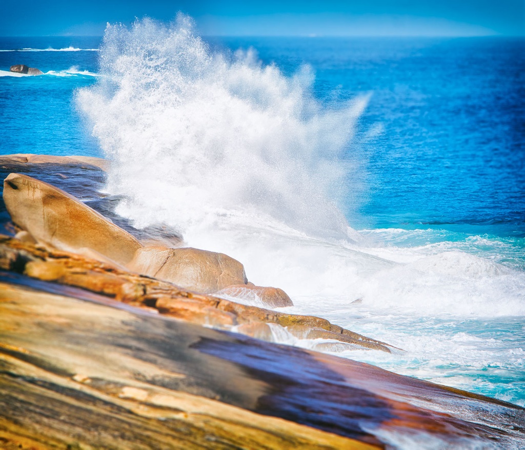 SUN0275 - Smashing Waves